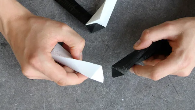 X to XYZ: Hände fügen zwei Elemente zusammen