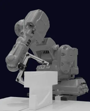 X to XYZ: Industrieroboter schneidet ein Element aus XPS